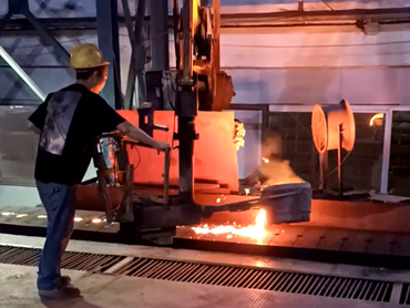 Manipulator ima visoko fleksibilnost in lahko zlahka zgrabi predmete